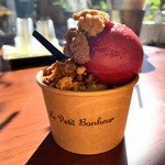 LE PETIT BONHEUR - ベリーのシャーベットとピスタチオのアイス　トッピングのシェリー酒ソースが効いてとても美味しかったです