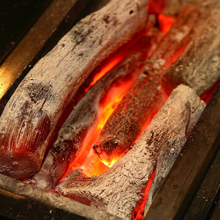 我们精心挑选的咸味烤鸡肉串每天在打开前使用木炭和烤串准备。