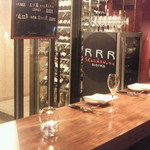 RRR　bistro  - 入り口付近