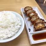 双喜紋 - 餃子定食のご飯と餃子
      結構ご飯こんもりしてます