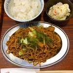 元さん - 気仙沼焼そばカレー味大盛小鉢付き850円にライス＋100円