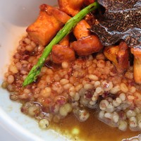 ベージュ アラン・デュカス 東京 - 下にはソルガムが。