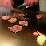 ビストロ鉄板 空と海 - 焼き上がった牛たんを手早くカットします