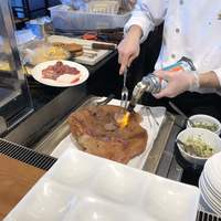 スカイグリルブッフェGOCOCU - 岩塩の上でお肉を炙っています。