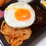 GRILL＆DINING 丸の内ディンドン - 洋食屋さんのハンバーグ弁当(税込み６２０円)