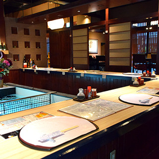 Counter seats surrounding the fish tank