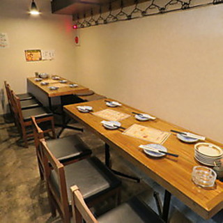 Yakitori Nijitora Sakaba - カウンター8席・テーブル20席の28名様まで収容可能です。コース料理、飲み放題メニューございますので、貸切でのご利用もいただけます。お気軽にお問合せ下さい。