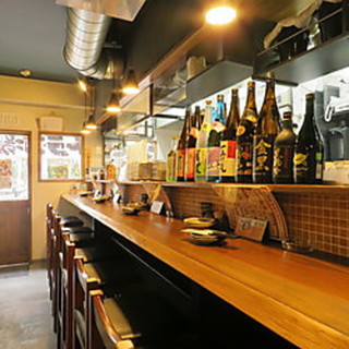 Enjoy a relaxing meal at a lively public bar♪