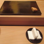 江戸前鮨 二鶴 - つまみと鮨が交互に