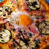 オステリア・ボーノ - 料理写真:卵入りピッツァ・カプリチョーザ