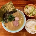 ラーメン 洞くつ家 - ラーメン ¥700 ＋ ライス ¥100 ＋ キャベチャー 無料