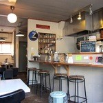 ミナミカレー - カフェ風の店内　きまぐれカレーは黒板をチェック