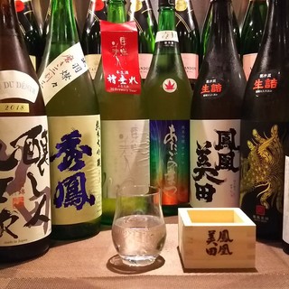日本酒好きなオーナーの厳選した銘柄と創作料理のマリアージュ。