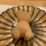 割烹 一楓 - 和牛と白和えのクマの最中 和牛の触感がいい。今回は頭からパクリ。