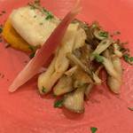 割烹 一楓 - 真鯛の油焼き、舞茸のソテー 油で焼いてあるのでしっかりとした身の真鯛。カボチャのペースト。ハロウィーンを意識してますね。 舞茸、シャキッといい味わい。お酒がすすみます。