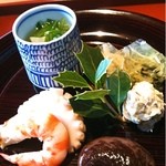 京加茂 - 八寸　壬生菜の浸し　ふぐ皮の煮こごり　飯蛸　巻き海老
      　　　　蕗と椎茸の白和え　お多福豆