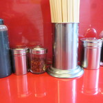 ラーメン二郎 - 卓上調味料