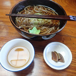 瀧不動生蕎麦 - かけそば　漬物もおいしいミャ