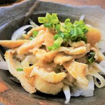 魚虎 - 鶏皮ポン酢　鶏皮を炙っています♪　380円