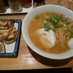 旭川ラーメン番外地 - 味噌ラーメン 餃子セット（\960）