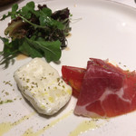 プリミ・バチ - プリミバチ(プロシュートを添えたブラティーナとフルーツトマトのカプレーゼ)