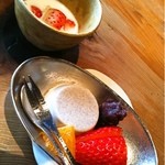京加茂 - 
      デザート　えごまのブラマンジェ　イチゴのあき姫
      　　自家製あずき　　いちごみるく
      