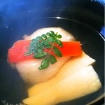 京加茂 - 柔らかい鴨団子の上に薄餅が被せて あり、ふっくらモッチリ♬