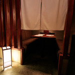 Namikidoori Hyou Tan - 半個室のテーブル席は、のれんで仕切り、プライバシーも確保