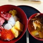 Shiogama Nakao Roshi Ichiba Maikai Sendon Kona - 海鮮丼＋味噌汁