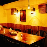 DOBROGI HUNGARIAN BAR & DINING - 落ち着いた空間。