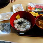 Shiogama Nakao Roshi Ichiba Maikai Sendon Kona - 海鮮丼、作る前
