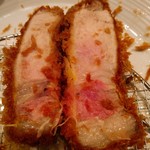 とんかつ檍 - 左が特ロースカツ、右がリブロースカツ