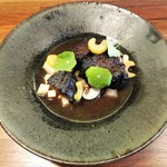 Le Trefle - Entrée 前菜　Joue de bouef,consommé bonito,capchine 和牛頬肉赤ワイン煮込み､鰹のコンソメ､ナスタチウム　