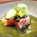 Saumon,concombre,algues,jus de vert,citron confit サーモングラブラックス､胡瓜､海藻､レモンコンフィ