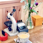 なみまちCAFE - 実験器具がインテリアとして置かれています。