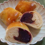 夕日の見える丘 - 新鮮な紫芋をあんに練り込んだ紫いもあんこロールパン。甘過ぎず、βカロチンやビタミンB1などの栄養素がたくさん含まれているのでヘルシーです。