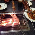 故郷羊肉串店 - 自分で焼く串焼き ※自分で焼くか焼いて出すか聞いてくださいます