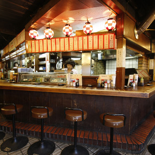 昔ながらの人気のカウンター席。