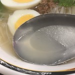 台湾風味 ミスターヤン - スープは予想通りの薄々なので、お酢をたっぷりと！