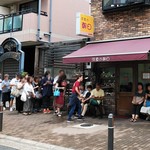 洋食の朝日 - 店の外観　口開け直後の１１時過ぎで店内は満席､店先には行列