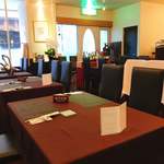 三栗 - 落ち着いたテーブル席