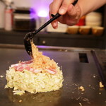 Okonomiyaki Teppan Yaki Yaki Doki - 調理中