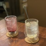 西千葉イタリアンカフェ DEAR FROM - 左は「木苺とブルーベリー」、右は「ライチとソルト」。それぞれラム割り/650円です。