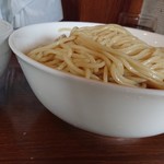 麺家 彩華 - 中盛りでもたっぷりな麺。