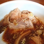 麺家 彩華 - この肉感が伝わるだろうか。