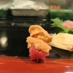 宝寿司分店 - カマトロ握り　ウニ載せ