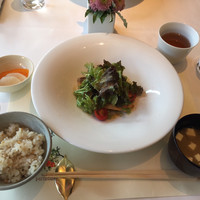 ラ メゾン ヒトトキ - メイン サーモン 
                    麦ご飯、お味噌汁、香の物