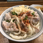 自家製さぬきうどんと肉 甚三 - 唐辛子と黒コショウ&揚げ玉をトッピング。