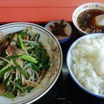 伊勢屋 - 料理写真:ニラレバ炒め定食　850円