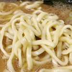 ラーメン 竜家 - 酒井の麺は短めの中太麺。